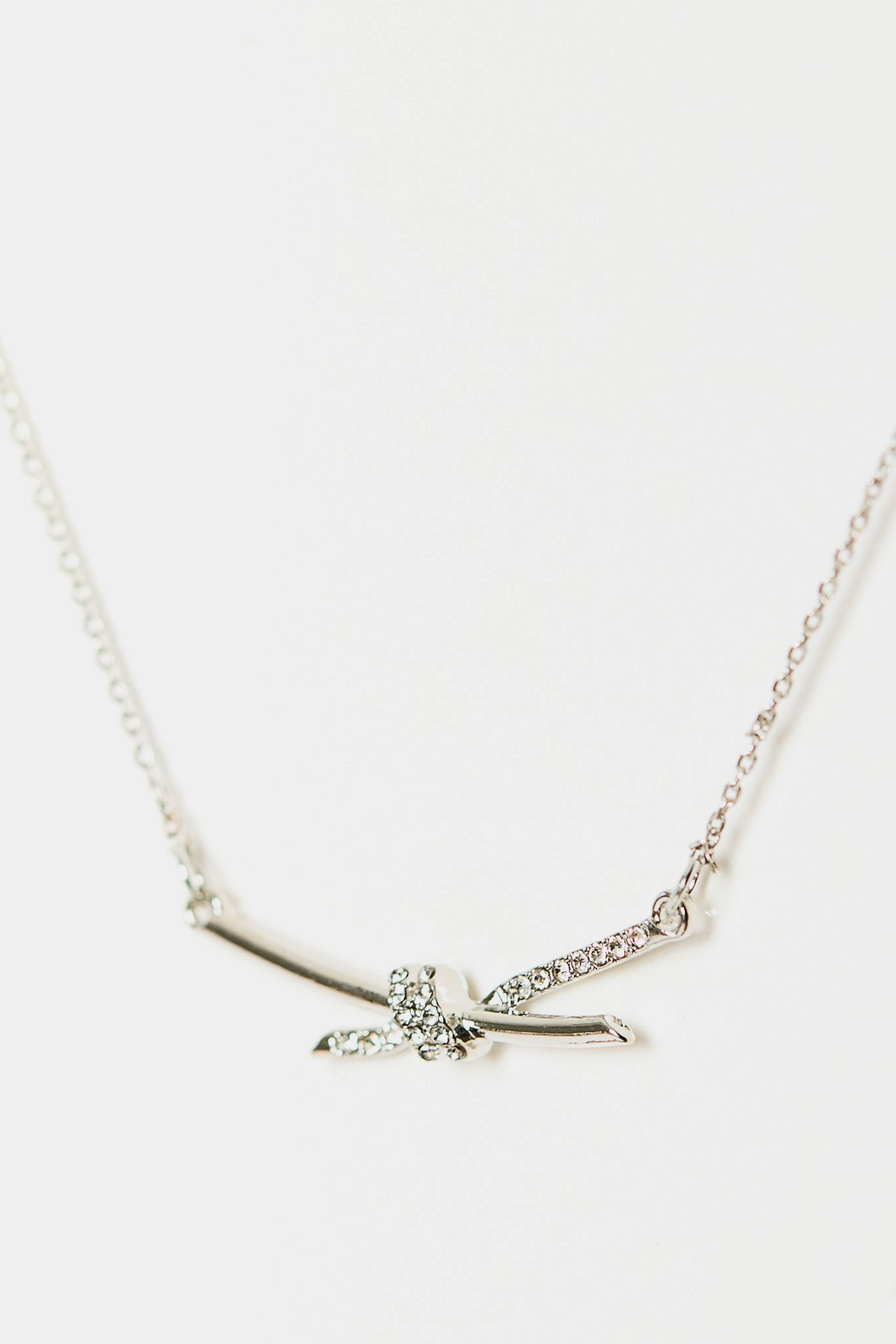 Collier avec pendentif nœud en strass