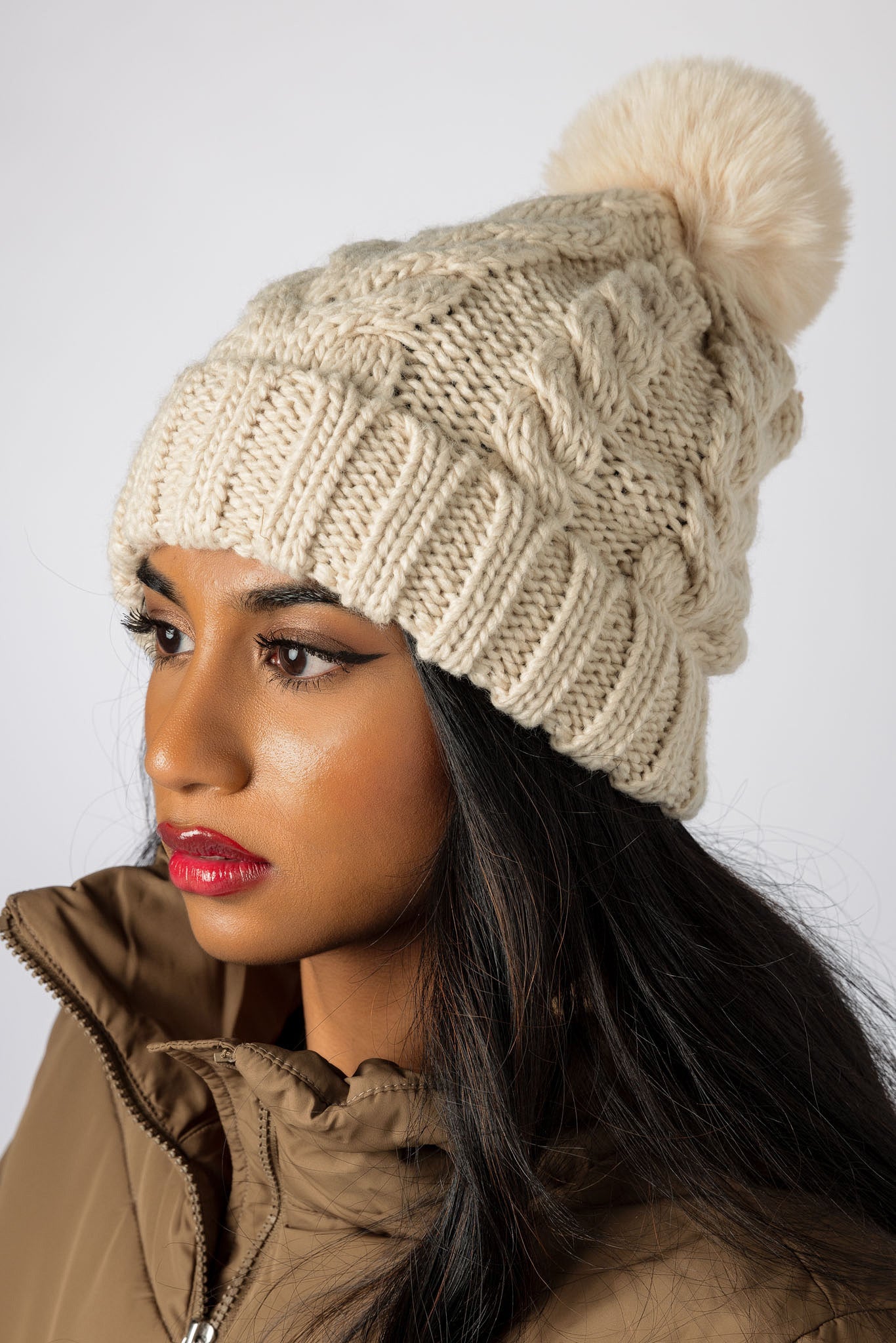 Tuque en tricot torsadé avec pompon